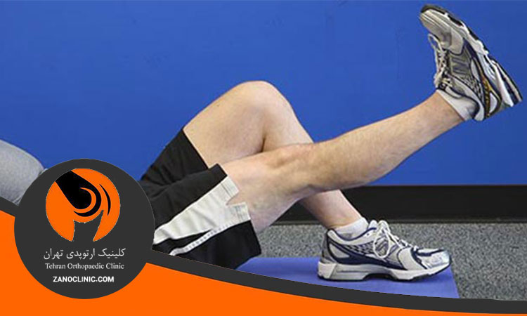 یکی از ورزش های تقویت زانو محكم كردن زانو در حالت ایستاده یا نشسته